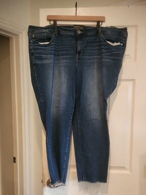Preowned Torrid Sz 26 Crop Boyfriend Vintage Stretch Frayed Hem